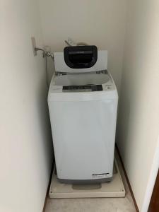 ein weißer Drucker, der auf einer Waschmaschine steht in der Unterkunft Arusa-Ishite 2F in Matsuyama