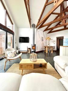 马根波思Merlin Farm Cottages short walk to Mawgan Porth Beach and central location in Cornwall的客厅配有白色家具和壁炉
