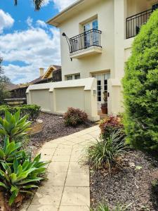 Rose ParkにあるCozy Private 1BR Secure Gate 5mins Burnside Mallの白い家