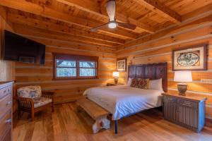 a bedroom with a bed in a log cabin at Grand Vista Lodge in West Jefferson +68 photos