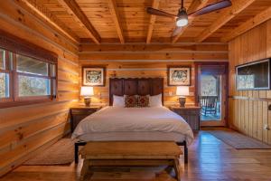una camera con un letto in una baita di tronchi di Grand Vista Lodge a West Jefferson Altre 68 foto