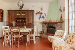 Una sala de estar con una mesa y una chimenea. en Villa Camelia Tuscany, en Pescia 52 fotos más