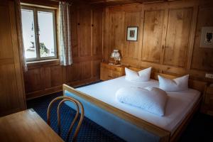 Ένα ή περισσότερα κρεβάτια σε δωμάτιο στο Berghotel Sonne