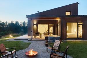 ein Haus mit einer Feuerstelle im Hof in der Unterkunft Juoda Truoba 