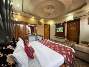 TV a/nebo společenská místnost v ubytování Hotel Shuhrah-I-Afaq