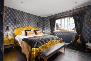 Postel nebo postele na pokoji v ubytování Mistwood Manor