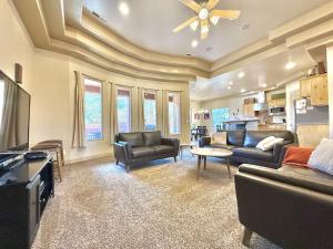 Μια τηλεόραση ή/και κέντρο ψυχαγωγίας στο Spirit of the Rock Large Vacation Home in Kanab