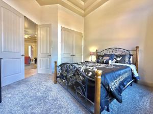 Ένα ή περισσότερα κρεβάτια σε δωμάτιο στο Spirit of the Rock Large Vacation Home in Kanab +67 φωτογραφίες