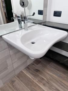 a white sink in a bathroom with a mirror at Villa Lilli Beta Bella in Neive