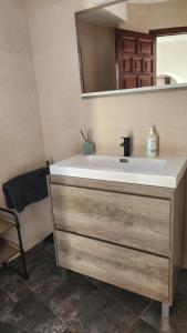 un baño con lavabo y espejo en Laura Las Flores, en Calpe 52 fotos más