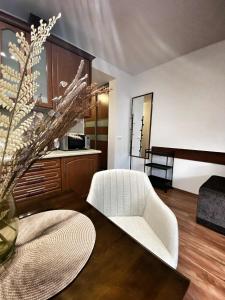 sala de estar con silla blanca y mesa en Chodorowska Home, en Świnoujście 6 fotos más