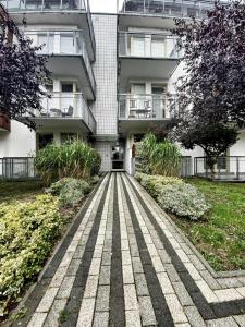un edificio con una pasarela delante de él en Chodorowska Home, en Świnoujście