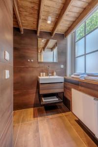 un bagno con lavandino e specchio di B&B Cleyn Cruysenborgh 1531 a Dordrecht Altre 18 foto