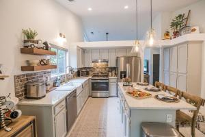 una gran cocina con armarios blancos y una gran isla en Hanland House, en Redding 40 fotos más