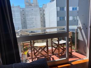 ein Balkon mit zwei Stühlen und einem Tisch in der Unterkunft Monoambiente Zona Güemes in Mar del Plata + 15 Fotos
