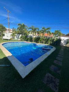 una grande piscina blu in un cortile di Casa de Mônica a Camassari