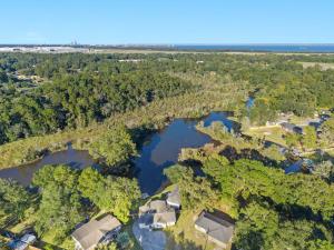 een luchtfoto van een bosrijk gebied met twee meren bij Tara's Riverfront Hideaway in Mobile