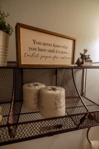 ein Regal mit drei Rollen Toilettenpapier drauf in der Unterkunft Chipmunk treehouse #1983 in Big Bear Lake + 29 Fotos