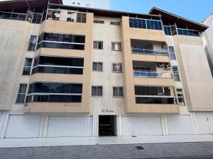 an apartment building on the corner of a street at Apartamento Quadra Mar in Itapema