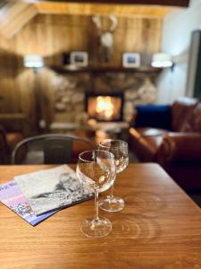 zwei Weingläser auf einem Holztisch in der Unterkunft Chipmunk treehouse #1983 in Big Bear Lake