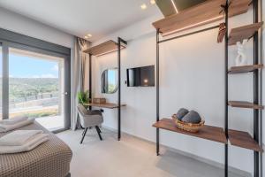 Un dormitorio con una cama y un escritorio y una ventana. en Allargo Project, en Gerani