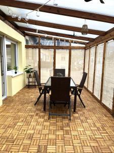 a screened in porch with a dining table and chairs at Ferienwohnung 'Moselzauber' in Ensch +7 photos