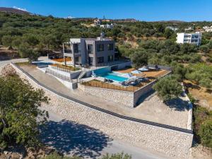 una vista aérea de una casa con piscina en Allargo Project, en Gerani