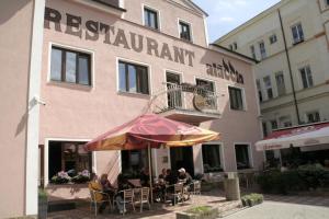 grupa ludzi siedzących przed restauracją w obiekcie Penzion Aladdin w Cieplicach