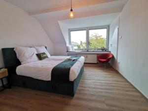 ein Schlafzimmer mit einem großen Bett und einem Fenster in der Unterkunft Königstraße Apartments in Nürnberg