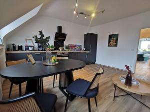 eine Küche und ein Esszimmer mit Tisch und Stühlen in der Unterkunft Königstraße Apartments in Nürnberg + 9 Fotos