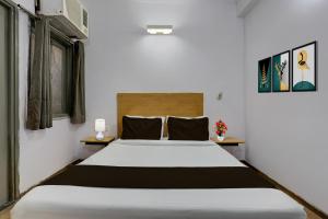 Un dormitorio con una cama grande en una habitación. en Collection O Singha Crossway Formerly Hotel Star Key, en Gurgaon 21 fotos más