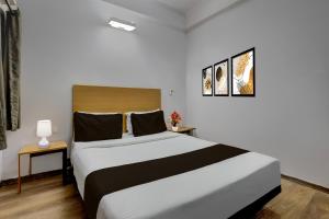 Un dormitorio con una cama grande en una habitación. en Collection O Singha Crossway Formerly Hotel Star Key, en Gurgaon