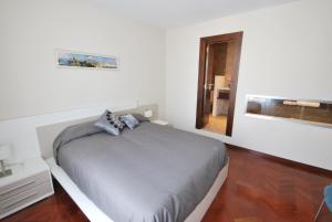 Habitación blanca con cama y ventana en Casp SDB, en Barcelona