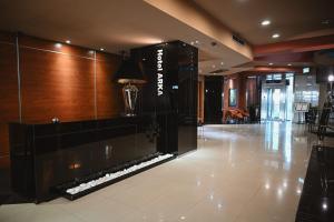una hall con una reception in un edificio di Hotel Arka a Skopje