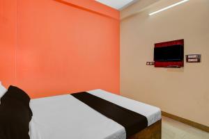 TV a/nebo společenská místnost v ubytování Hotel O SLV BOARDING & LODGING + 21 fotografií