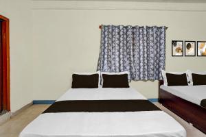 Postel nebo postele na pokoji v ubytování Hotel O SLV BOARDING & LODGING