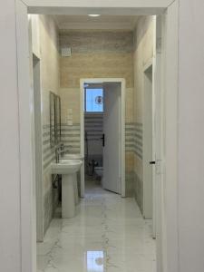 une salle de bain avec un lavabo et des toilettes dans l'établissement شقق سكنية مريحة, à Tanomah