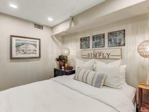 Postel nebo postele na pokoji v ubytování Serenity on Jones + 33 fotografií