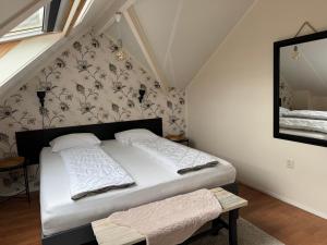 a bedroom with a bed in a attic at Balsemientexel in De Koog