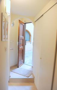 einen Flur mit einer Tür, die in ein Zimmer führt in der Unterkunft Acacia Firenze - Giglio in Florenz