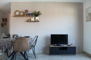 シルティカイムにあるLe Nid de Schiltigheimのダイニングルーム(テーブル、テレビ付)