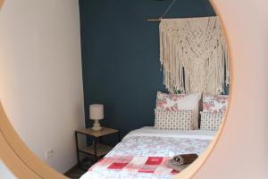 シルティカイムにあるLe Nid de Schiltigheimのベッドと鏡のある寝室