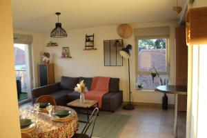 シルティカイムにあるLe Nid de Schiltigheimのソファとテーブルのあるリビングルーム