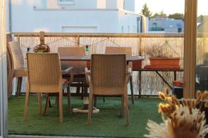 シルティカイムにあるLe Nid de Schiltigheimのバルコニーに置かれたテーブルと椅子