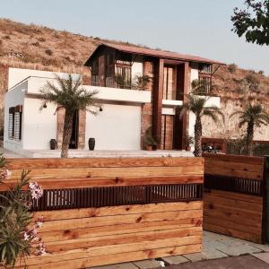 Το κτήριο όπου στεγάζεται  η βίλα +16 φωτογραφίες