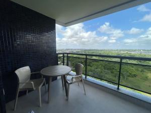 a balcony with a table and chairs and a view at Studio em Belém perto do Shopping Bosque e Parque da Cidade in Belém