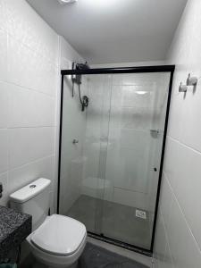 a bathroom with a shower and a toilet at Studio em Belém perto do Shopping Bosque e Parque da Cidade in Belém +13 photos