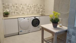 a laundry room with a washing machine and a table at Casa Flor de Almendro 
