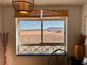 Una ventana en una habitación con vistas al desierto en La Molina 2, en Cotillo