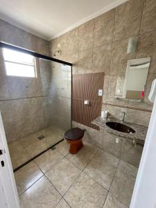 une salle de bain avec une douche, des toilettes et un lavabo dans l'établissement Hotel Vitória de Santos, à Santos